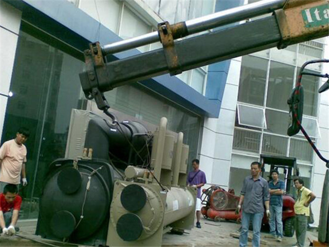 长岛县随车吊和汽车吊的核心区别是什么？哪种更省钱？